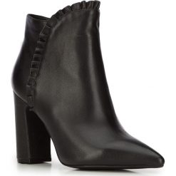 Buty damskie. Czarne botki dziewczęce Wittchen, na zamek. W wyprzedaży za 359,90 zł.