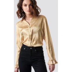 NA-KD Satynowa koszula - Beige. Brązowe koszule damskie NA-KD, bez wzorów, z satyny, bez kołnierzyka, bez rękawów. Za 121,95 zł.
