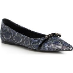 Buty damskie. Czarne baleriny damskie Wittchen, bez wzorów, ze skóry, bez obcasa. Za 399,90 zł.