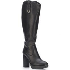 Buty damskie. Czarne kozaki damskie Wittchen, ze skóry, eleganckie, na wysokim obcasie, na platformie, bez zapięcia. W wyprzedaży za 599,90 zł.