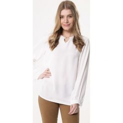 Biała Bluzka By Preference. Białe koszule damskie marki Born2be, xl, z aplikacjami, bez kołnierzyka, z długim rękawem. Za 49,99 zł.