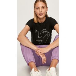 Answear - T-shirt Answear Lab. Czarne bluzki damskie ANSWEAR, s, z nadrukiem, z bawełny, casualowe, z okrągłym kołnierzem, z krótkim rękawem. Za 59,90 zł.