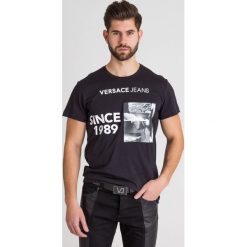 T-SHIRT VERSACE JEANS. Czarne t-shirty męskie Versace Jeans, s, z nadrukiem, z bawełny, z okrągłym kołnierzem. Za 293,00 zł.