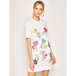 Sukienka codzienna LOVE MOSCHINO W5A0215M 3876. Białe sukienki damskie Love Moschino, na co dzień, m, bez wzorów, z bawełny, bez kołnierzyka, bez rękawów, proste. Za 699,00 zł.