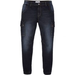 Dżinsy bojówki ze stretchem Regular Fit Straight bonprix ciemny denim. Niebieskie jeansy męskie bonprix, m, bez wzorów, z jeansu. Za 99,99 zł.