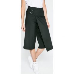 Answear - Spodnie UR Your Only Limit. Czarne spodnie damskie marki ANSWEAR, s, z bawełny, z podwyższonym stanem. W wyprzedaży za 69,90 zł.