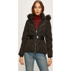Guess Jeans - Kurtka puchowa. Czarne kurtki damskie Guess Jeans, s, z aplikacjami, z poliesteru, krótkie, z kapturem. W wyprzedaży za 539,90 zł.