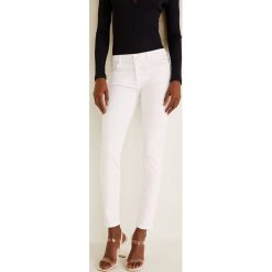 Mango - Jeansy Kim. Białe jeansy damskie skinny marki Mango, z elastanu, z obniżonym stanem. Za 119,90 zł.