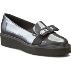 Półbuty SOLO FEMME - 28304-01-E70/000-03-00 Antracyt. Szare półbuty damskie Solo Femme, bez wzorów, ze skóry, eleganckie, bez obcasa, na koturnie, bez zapięcia. W wyprzedaży za 189,00 zł.