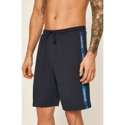 Calvin Klein - Szorty. Niebieskie spodenki i szorty męskie Calvin Klein, m, z nadrukiem, z bawełny, casualowe. W wyprzedaży za 159,90 zł.