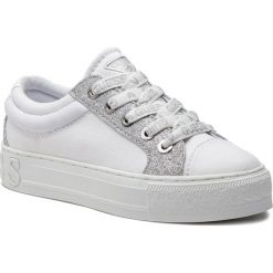 Sneakersy GUESS - FL5LY5 FAB12 WHITE. Białe półbuty damskie Guess, na co dzień, z aplikacjami, ze skóry ekologicznej, bez obcasa, na płaskiej podeszwie, bez zapięcia. W wyprzedaży za 239,00 zł.