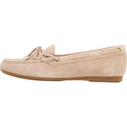 MICHAEL Michael Kors SUTTON MOC Mokasyny khaki. Brązowe półbuty damskie MICHAEL Michael Kors, ze skóry. Za 549,00 zł.