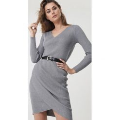 Szara Sukienka Cornelian. Szare sukienki damskie Born2be, na co dzień, s, bez wzorów, z dzianiny, eleganckie, bez kołnierzyka, bez rękawów, mini, dopasowane. Za 119,99 zł.