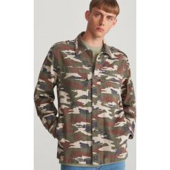 Kurtka w militarnym stylu - Zielony. Zielone kurtki męskie Reserved, s, moro, militarne, bez kaptura. W wyprzedaży za 59,99 zł.