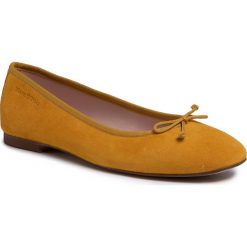 Baleriny MARC O'POLO - 002 15803001 305 Yellow 260. Żółte baleriny damskie Marc O'Polo, bez wzorów, z zamszu, klasyczne, bez obcasa, na płaskiej podeszwie. W wyprzedaży za 319,00 zł.