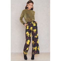 Spodnie damskie: NA-KD Rozszerzane spodnie z wysokim stanem - Multicolor