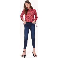 Jeansowe spodnie damskie. Spodnie damskie Top Secret, z jeansu. W wyprzedaży za 39,99 zł.