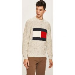 Tommy Jeans - Sweter. Szare swetry męskie Tommy Jeans, s, z aplikacjami, z wiskozy, z okrągłym kołnierzem, bez kaptura. Za 699,90 zł.