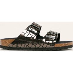 Birkenstock - Klapki Arizona. Czarne klapki damskie Birkenstock, bez wzorów, ze skóry, bez obcasa, na obcasie. Za 319,90 zł.