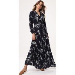 Granatowo-Niebieska Sukienka Brimfull. Niebieskie sukienki damskie Born2be, na imprezę, s, w paski, z tkaniny, boho, z dekoltem w serek, bez rękawów, długie, maxi. Za 139,99 zł.