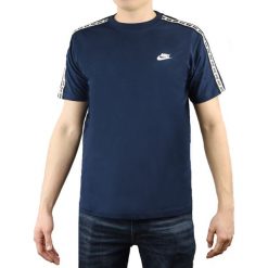 Nike Repeat Sportswear Tee AR4915-451 t-shirt męskie granatowe S. T-shirty męskie Nike, s, z napisami, z bawełny, sportowe, bez kołnierzyka. W wyprzedaży za 99,99 zł.
