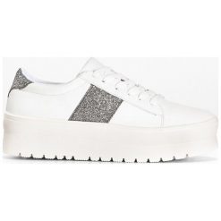 Sneakersy na podeszwie platformie bonprix biało-srebrny. Białe sneakersy damskie bonprix. Za 99,99 zł.