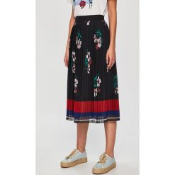 Pepe Jeans - Spódnica. Czarne spódniczki damskie Pepe Jeans, na co dzień, s, bez wzorów, z poliesteru, casualowe, midi, rozkloszowane. W wyprzedaży za 249,90 zł.