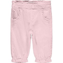 Spodnie sztruksowe "Rose" w kolorze jasnoróżowym. Różowe spodnie niemowlęce name it girls, bez wzorów, ze sztruksu. W wyprzedaży za 39,95 zł.