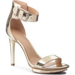 Sandały CALVIN KLEIN - Vivian N11928 Light Gold. Żółte klapki damskie Calvin Klein, bez wzorów, ze skóry ekologicznej, bez obcasa, na obcasie. W wyprzedaży za 379,00 zł.