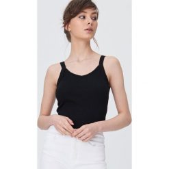 Gładki top basic - Czarny. Czarne topy damskie Sinsay, s, bez wzorów, bez kołnierzyka. Za 14,99 zł.