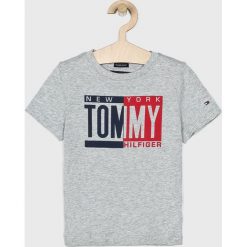 Tommy Hilfiger - T-shirt dziecięcy 104-176 cm. Niebieskie t-shirty chłopięce TOMMY HILFIGER, z nadrukiem, z bawełny, bez rękawów. W wyprzedaży za 99,90 zł.
