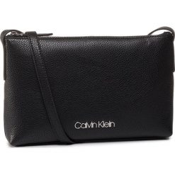 Torebka CALVIN KLEIN - Neat Crossbody K60K606486 BAX. Czarne listonoszki damskie Calvin Klein, z aplikacjami, ze skóry ekologicznej, zdobione, bez dodatków. Za 399,00 zł.
