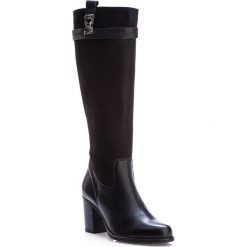 Buty damskie. Czarne kozaki damskie Wittchen, ze skóry, eleganckie, bez obcasa, bez zapięcia. W wyprzedaży za 399,90 zł.
