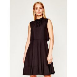 Sukienka koktajlowa Red Valentino TR3VAL45. Czarne sukienki damskie Red Valentino, bez wzorów, z wiskozy, wizytowe, bez kołnierzyka, bez rękawów. W wyprzedaży za 1429,00 zł.