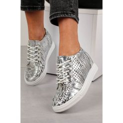 Srebrne sneakersy jezzi ażurowe błyszczące na ukrytym koturnie sznurowane asa143-2. Szare koturny damskie Jezzi. Za 128,99 zł.