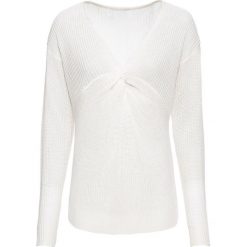 Sweter z przewiązaniem: Must-Have bonprix biel wełny. Białe swetry damskie bonprix, na zimę, bez wzorów, z wełny, z długim rękawem, długie, bez kaptura. Za 59,99 zł.