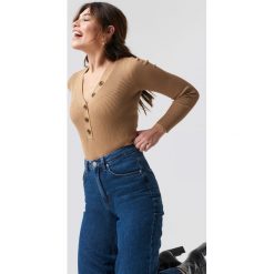 NA-KD Trend Sweter z guzikami - Beige. Brązowe swetry damskie marki NA-KD Trend, bez wzorów, z długim rękawem, długie, bez kaptura. Za 141,95 zł.