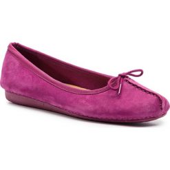 Baleriny CLARKS - Freckle Ice 261416594 Raspberry Nubuck. Fioletowe baleriny damskie marki Clarks, bez wzorów, ze skóry, bez obcasa, bez zapięcia. Za 299,00 zł.