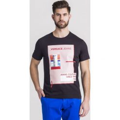 T-SHIRT Versace Jeans. Czarne t-shirty męskie m, z nadrukiem, z bawełny, z okrągłym kołnierzem. Za 225,00 zł.
