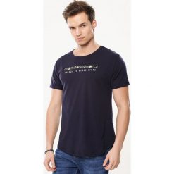 Granatowa Koszulka From. Szare koszulki męskie Born2be, xl, z nadrukiem, z okrągłym kołnierzem, z krótkim rękawem, krótkie. Za 34,99 zł.
