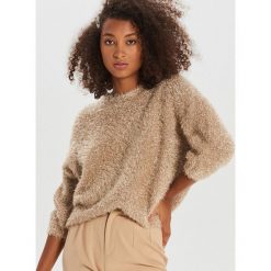 Puszysty sweter oversize - Pomarańczowy. Pomarańczowe swetry damskie Cropp, s, bez wzorów, bez rękawów, bez kaptura. Za 99,99 zł.