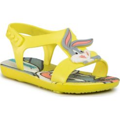 Sandały IPANEMA - Looney Tones Baby 26372 Yellow/Neon Yellow 24616. Żółte klapki dziewczęce Ipanema, z tworzywa sztucznego. Za 79,99 zł.