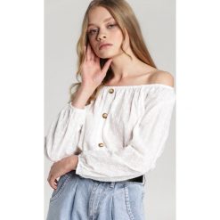 Biała Bluzka Jeralyn. Białe bluzki damskie Renee, s, z haftami, bez kołnierzyka, z długim rękawem. Za 69,99 zł.