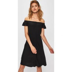 Calvin Klein Jeans - Sukienka. Czarne sukienki damskie Calvin Klein Jeans, na co dzień, s, bez wzorów, z wiskozy, casualowe, bez kołnierzyka, z krótkim rękawem, krótkie, mini, rozkloszowane. W wyprzedaży za 299,90 zł.