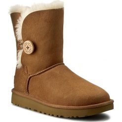 Buty UGG - W Bailey Button II 1016226 W/Che. Pomarańczowe kozaki damskie Ugg, ze skóry, bez zapięcia. Za 989,00 zł.