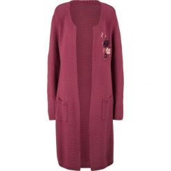 Długi sweter bez zapięcia z okrągłym dekoltem bonprix czerwony rododendron. Fioletowe swetry damskie bonprix, bez wzorów, z długim rękawem, długie, bez kaptura. Za 79,99 zł.