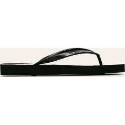 Calvin Klein Jeans - Japonki. Białe klapki damskie Calvin Klein Jeans, bez wzorów, z jeansu, bez obcasa, na obcasie. W wyprzedaży za 99,90 zł.