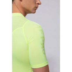Koszulka baselayer męska 4FPro TSMF400 - żółty neon. Żółte koszulki sportowe męskie 4f, m, z nadrukiem, z dzianiny, z dekoltem na plecach, z krótkim rękawem, krótkie, na fitness i siłownię. W wyprzedaży za 39,99 zł.