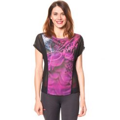Koszulka funkcyjna w kolorze różowo-czarnym. Różowe bluzki sportowe damskie marki Desigual Sport, s, z nadrukiem, z materiału. W wyprzedaży za 130,95 zł.