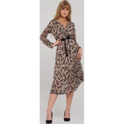 Beżowa Sukienka Hatlight. Brązowe sukienki damskie Renee, s, bez wzorów, z dzianiny, eleganckie, bez kołnierzyka, bez rękawów, długie, kopertowe. Za 119,99 zł.